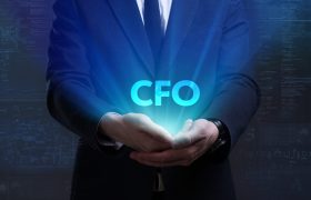 איש עסקים עם הכיתוב CFO